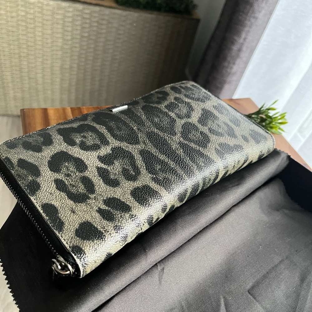 ⭐️ DOLCE & GABANA ~ Animal Print Long Zippy Wallet Full inclusion